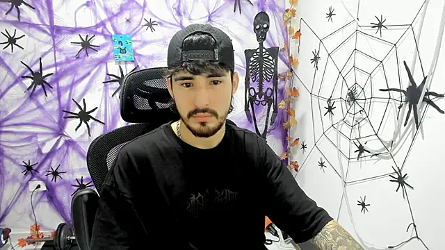 Snapshot of DmitriSanders chatting on 12.16.25 DmitriSanders online show from 12.16.25