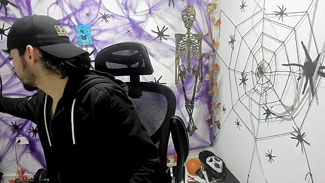 Snapshot of DmitriSanders chatting on 12.18.25 DmitriSanders online show from 12.18.25