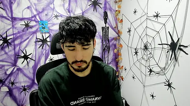 Snapshot of DmitriSanders chatting on 12.18.25 DmitriSanders online show from 12.18.25