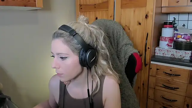 Snapshot of Lisaonthemoon chatting on 12.12.24 Lisaonthemoon online show from 12.12.24