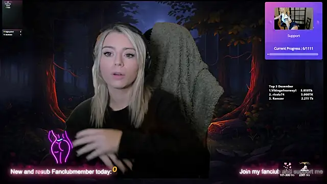 Snapshot of Lisaonthemoon chatting on 12.15.24 Lisaonthemoon online show from 12.15.24