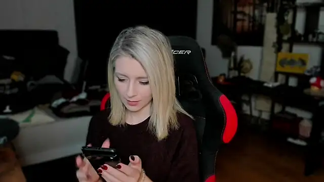 Snapshot of Lisaonthemoon chatting on 10.15.25 Lisaonthemoon online show from 10.15.25