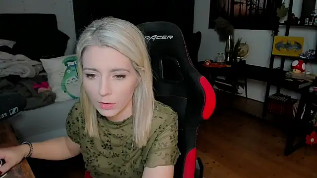 Snapshot of Lisaonthemoon chatting on 10.18.25 Lisaonthemoon online show from 10.18.25