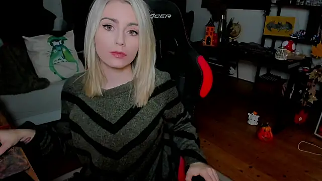 Snapshot of Lisaonthemoon chatting on 10.22.25 Lisaonthemoon online show from 10.22.25