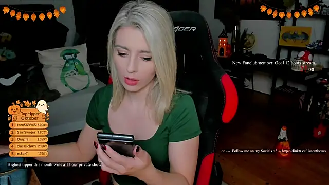 Snapshot of Lisaonthemoon chatting on 10.23.25 Lisaonthemoon online show from 10.23.25