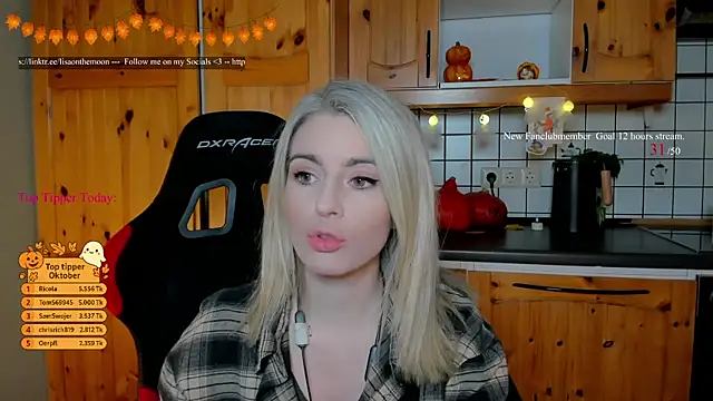 Snapshot of Lisaonthemoon chatting on 10.25.25 Lisaonthemoon online show from 10.25.25