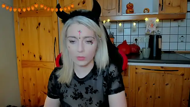 Snapshot of Lisaonthemoon chatting on 10.26.25 Lisaonthemoon online show from 10.26.25