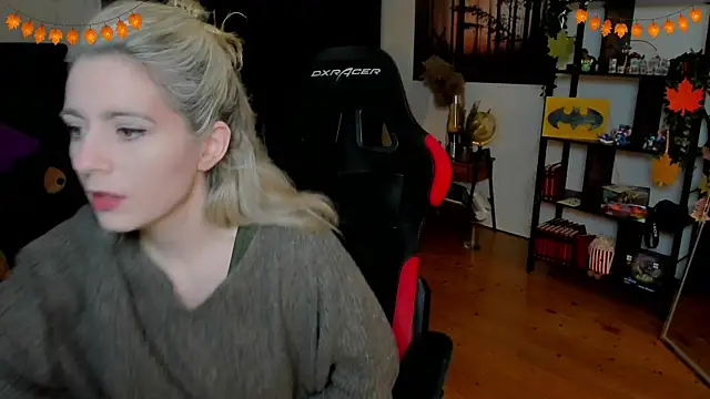 Snapshot of Lisaonthemoon chatting on 10.29.25 Lisaonthemoon online show from 10.29.25