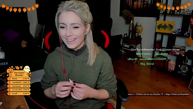 Snapshot of Lisaonthemoon chatting on 10.30.25 Lisaonthemoon online show from 10.30.25