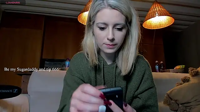 Snapshot of Lisaonthemoon chatting on 11.12.25 Lisaonthemoon online show from 11.12.25