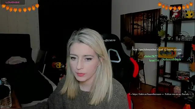 Snapshot of Lisaonthemoon chatting on 11.22.25 Lisaonthemoon online show from 11.22.25