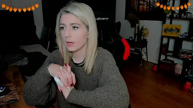 Snapshot of Lisaonthemoon chatting on 11.25.25 Lisaonthemoon online show from 11.25.25