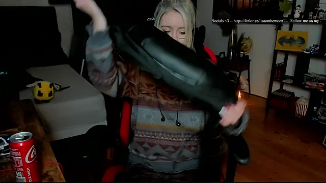 Snapshot of Lisaonthemoon chatting on 11.27.25 Lisaonthemoon online show from 11.27.25