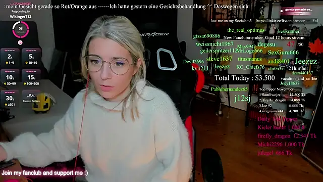 Snapshot of Lisaonthemoon chatting on 11.30.25 Lisaonthemoon online show from 11.30.25