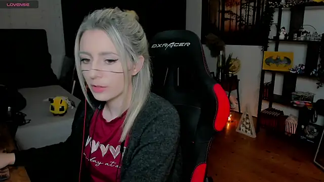 Snapshot of Lisaonthemoon chatting on 11.30.25 Lisaonthemoon online show from 11.30.25