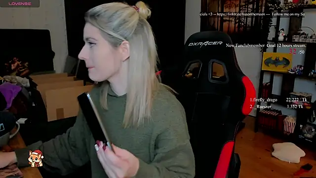 Snapshot of Lisaonthemoon chatting on 12.16.25 Lisaonthemoon online show from 12.16.25