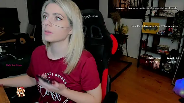 Snapshot of Lisaonthemoon chatting on 12.17.25 Lisaonthemoon online show from 12.17.25