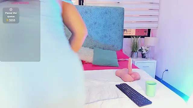 Nahomi Wild online show from 02.02.25