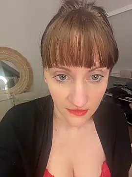 Snapshot of victoirenextdoor chatting on 12.02.25 victoirenextdoor online show from 12.02.25