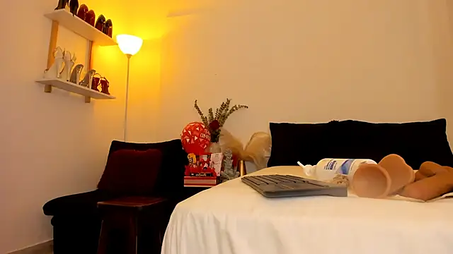 Snapshot of leslie_k chatting on 02.13.25 leslie k online show from 02.13.25