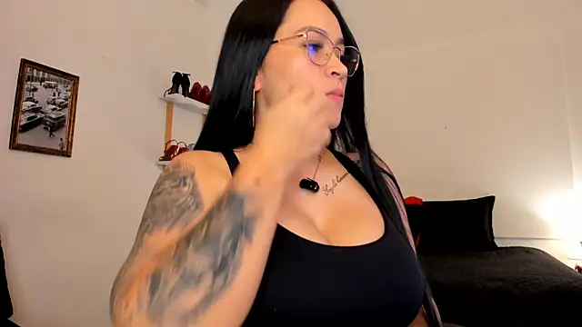 Snapshot of leslie_k chatting on 03.08.25 leslie k online show from 03.08.25