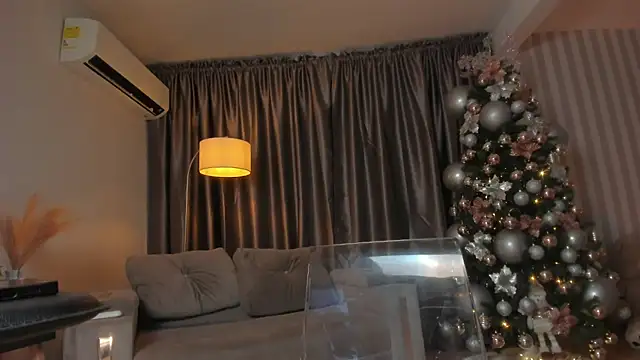 Snapshot of HannaByron chatting on 12.12.24 HannaByron online show from 12.12.24