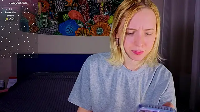 Crayzy Luv online show from 04.18.26