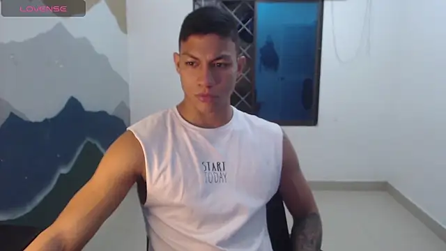 Snapshot of aalan_foxter chatting on 01.25.25 aalan foxter online show from 01.25.25