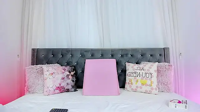 Snapshot of IsabellaJames chatting on 02.25.26 IsabellaJames online show from 02.25.26