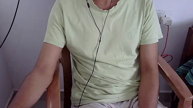 Snapshot of The_SHY_uncut chatting on 05.10.26 The SHY uncut online show from 05.10.26