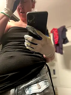 Snapshot of SexyB214 chatting on 10.26.25 SexyB214 online show from 10.26.25