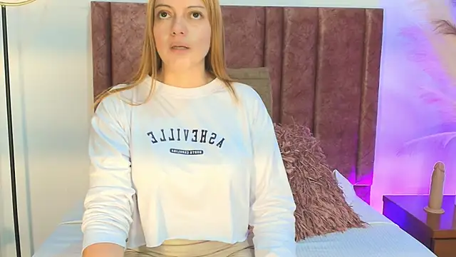 Snapshot of MirandaRoxx chatting on 09.10.25 MirandaRoxx online show from 09.10.25