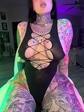 Snapshot of caseykey chatting on 02.01.25 caseykey online show from 02.01.25