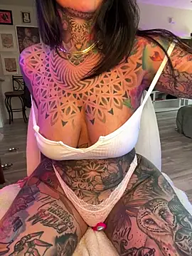 Snapshot of caseykey chatting on 03.11.25 caseykey online show from 03.11.25