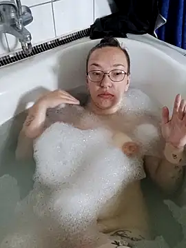 Isabella Geney online show from 10.10.25