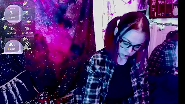 Snapshot of EverlyEster chatting on 01.12.25 EverlyEster online show from 01.12.25