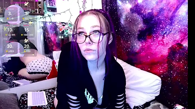 Snapshot of EverlyEster chatting on 02.22.25 EverlyEster online show from 02.22.25