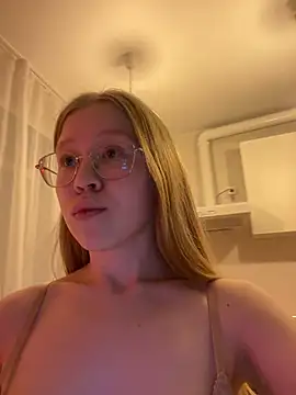 Snapshot of Eva_Weyne chatting on 12.18.24 Eva Weyne online show from 12.18.24