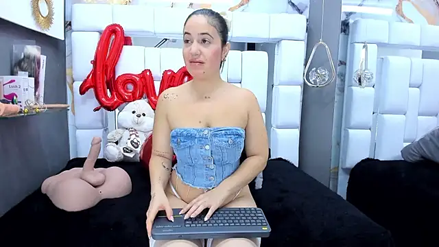 Snapshot of emily_madrid chatting on 02.15.25 emily madrid online show from 02.15.25