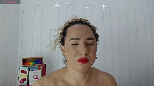 Snapshot of SofiaMadisson chatting on 01.04.25 SofiaMadisson online show from 01.04.25
