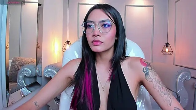 Snapshot of AzuraKindong chatting on 09.16.25 AzuraKindong online show from 09.16.25