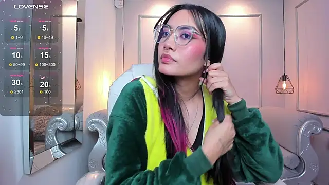 Snapshot of AzuraKindong chatting on 09.18.25 AzuraKindong online show from 09.18.25
