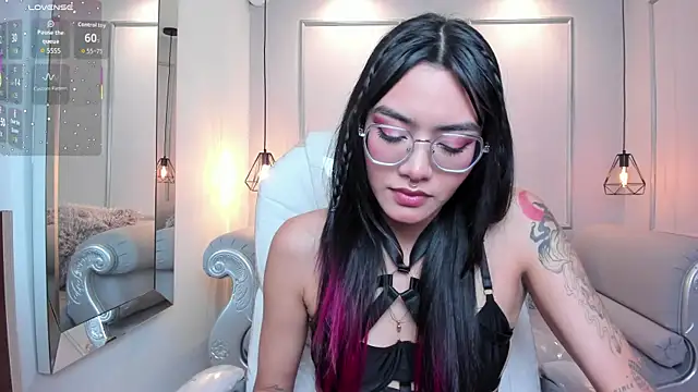 Snapshot of AzuraKindong chatting on 10.01.25 AzuraKindong online show from 10.01.25