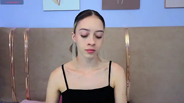 Snapshot of sophiia_grey_1 chatting on 09.22.25 sophiia grey 1 online show from 09.22.25