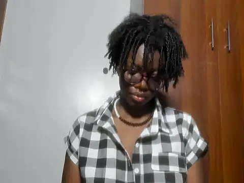 Snapshot of afro_pop chatting on 12.31.24 afro pop online show from 12.31.24