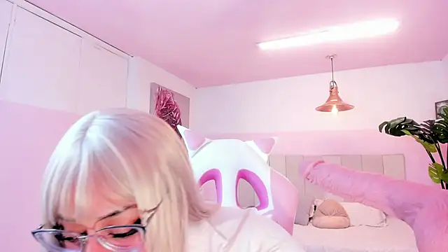 Red lady online show from 02.15.25