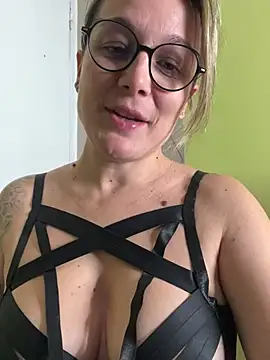 Snapshot of marinella07 chatting on 12.15.24 marinella07 online show from 12.15.24