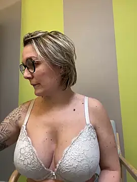 Snapshot of marinella07 chatting on 02.02.25 marinella07 online show from 02.02.25