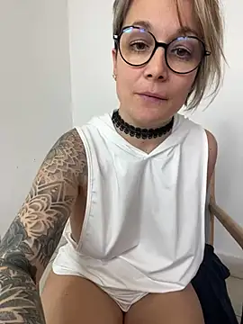 Snapshot of marinella07 chatting on 03.20.25 marinella07 online show from 03.20.25