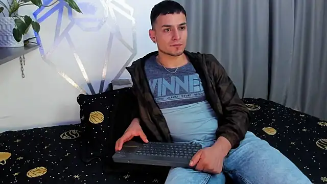 Snapshot of Aron-santoro chatting on 12.15.24 Aron-santoro online show from 12.15.24